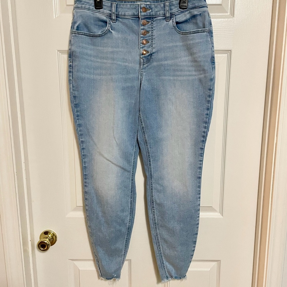 MJeans by Maurices Light Wash Skinny Jeans Large
